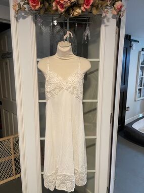 Vintage Lace-Trim Midi Slip Dress with Adjustable Straps
